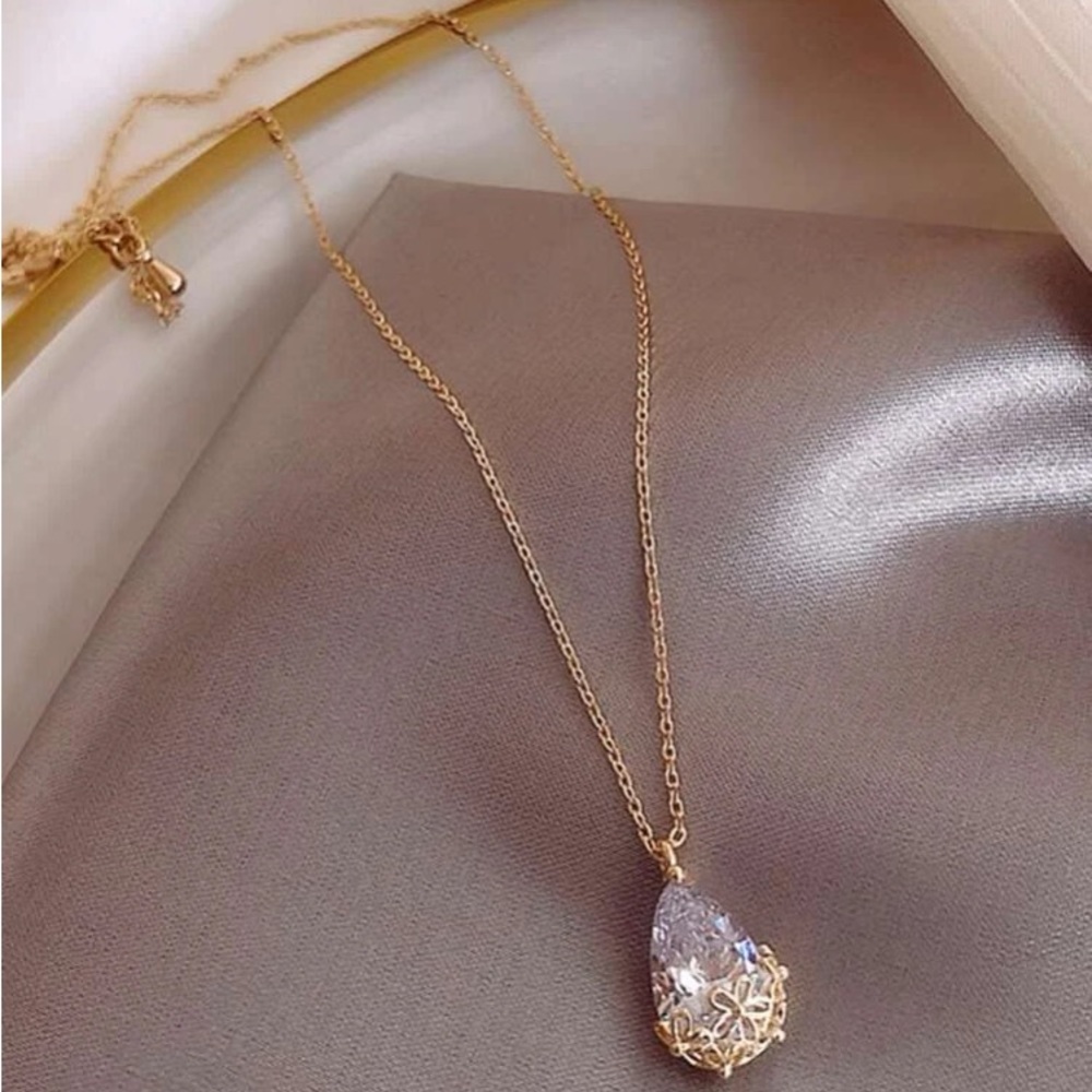 💜 SALE 2/$15 💜  Teardrop w/ Gold Flowers Necklace!!! Brand NEW!!!